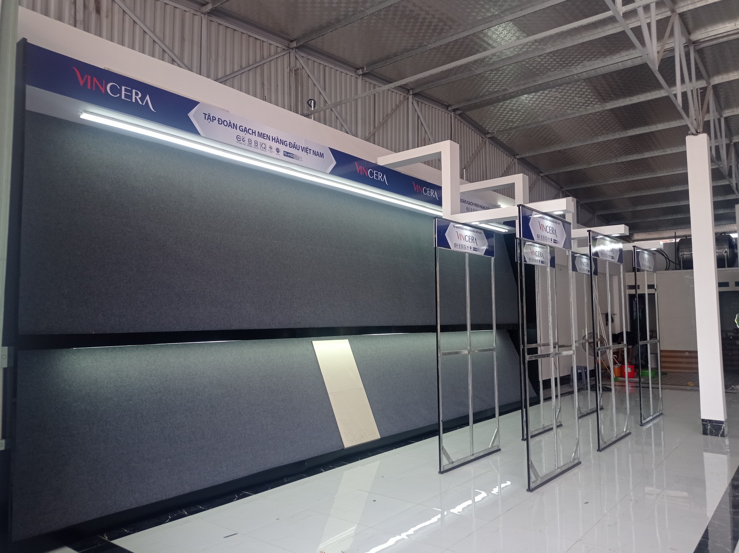 Thi công kệ nghiêng trưng bày gạch ốp lát tại Thượng Mỗ - Đan Phượng